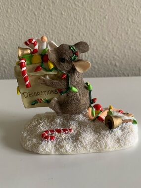 Charming Tails "All The Trimmings" 87/703
Limited Edition Holiday Mouse Figurine